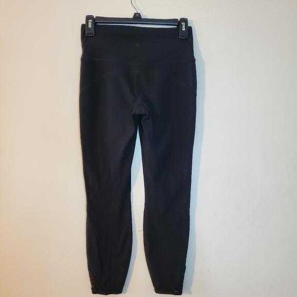 Athleta Highwaist Capri with leg cutout details size small - Picture 7 of 14